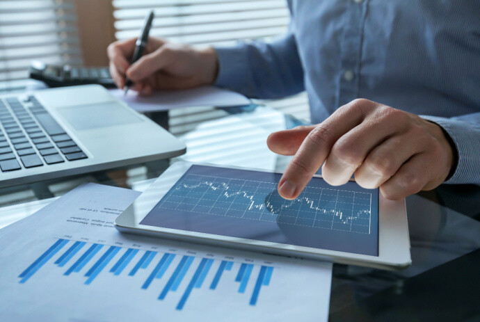 A small business owner using ROI tools for increased accuracy