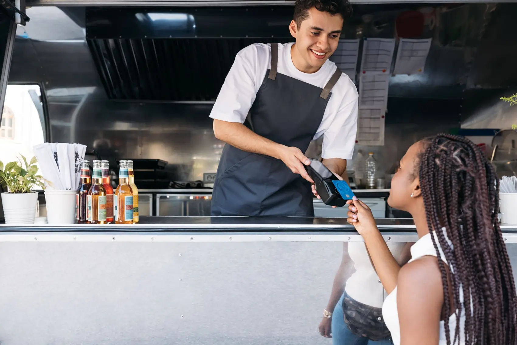 a guy charge a women on food truck